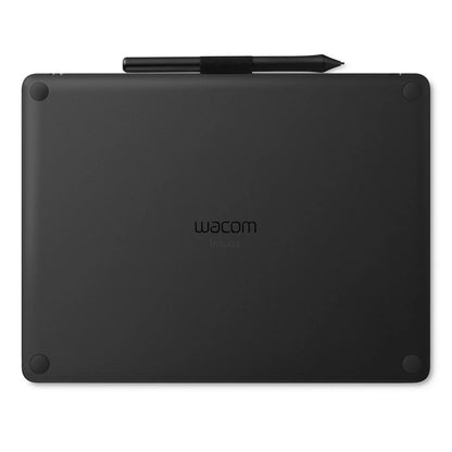 Wacom Intuos Medium tegneplade sort set oppefra med afrundede kanter, fire gummifødder og stylus liggende øverst.