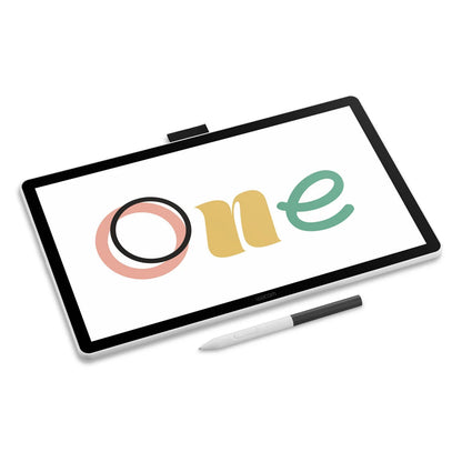 Wacom One 14 tegneskærm med pen, "One" vist på skærmen, hvid stylus foran tabletten.