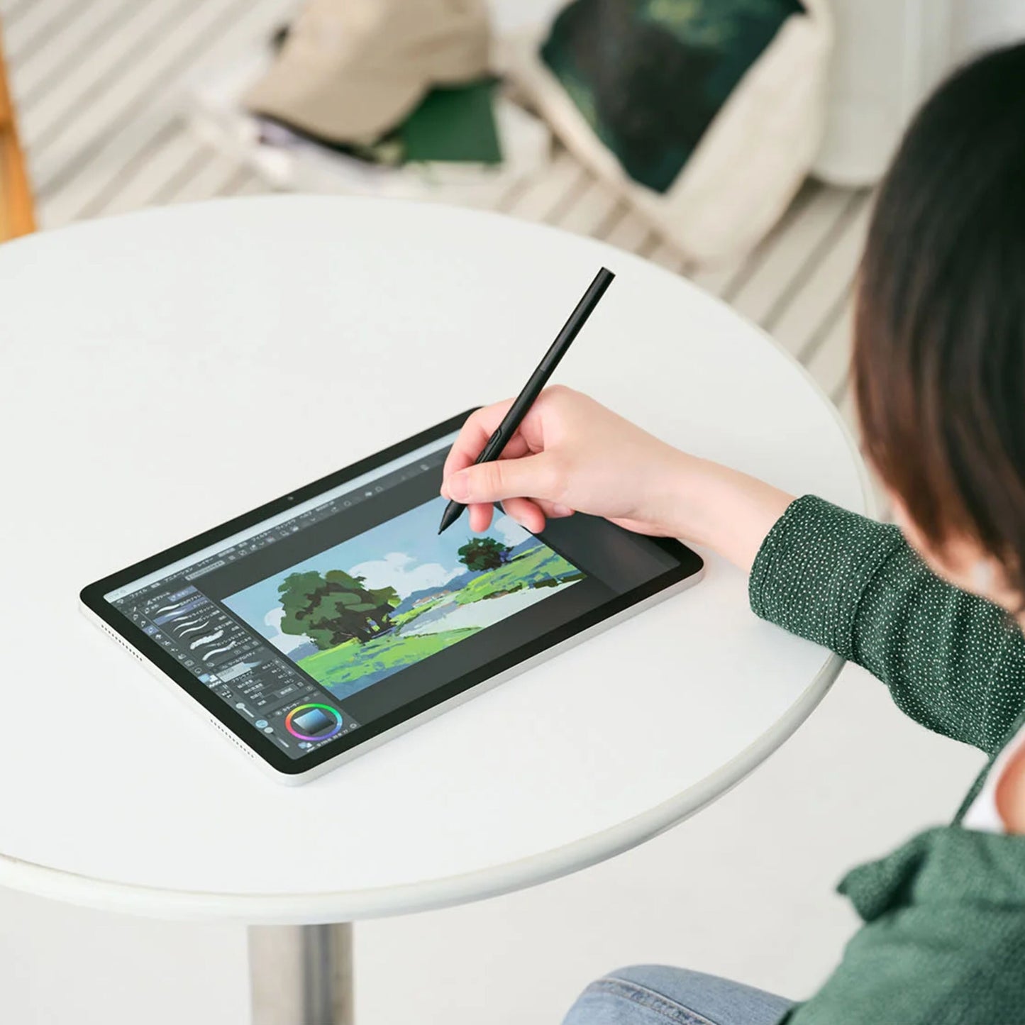 Wacom MovinkPad 11 tegneplade med skærm, digital tegning med stylus, grafikprogram synligt på display.