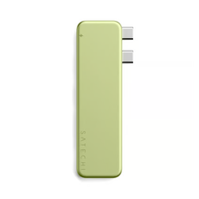 SATECHI USB-C Snap Hub Neo i citrusgrøn, seks porte, to USB-C-tilslutninger på den ene side til MacBook Neo.