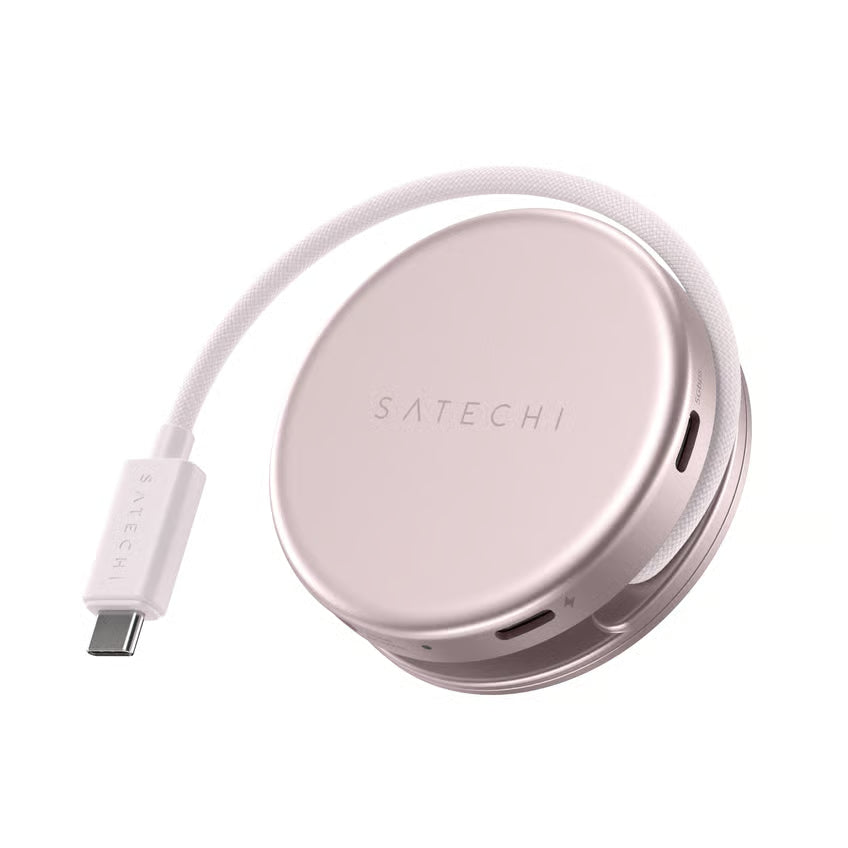 SATECHI OnTheGo 5-i-1 Neo USB-C-hub i metallic pink, leveres med kort flettet kabel, flere porte, herunder 4K HDMI, Satechi-logo.