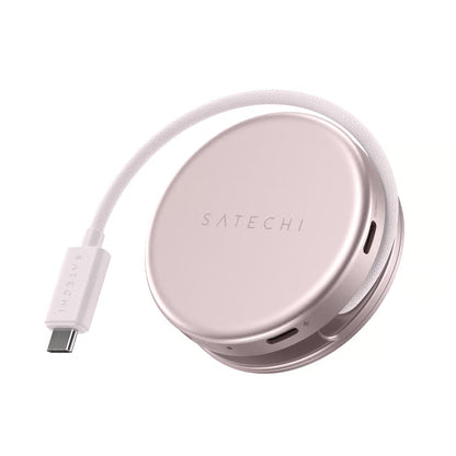 SATECHI OnTheGo 5-i-1 Neo USB-C-hub i metallic pink, leveres med kort flettet kabel, flere porte, herunder 4K HDMI, Satechi-logo.