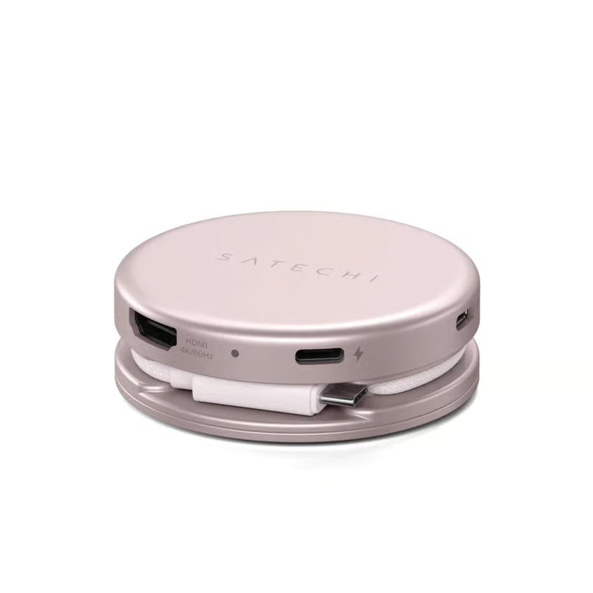 SATECHI OnTheGo 5-i-1 Neo USB-C-hub, Rouge, rund metallisk lyserød med 4K HDMI-, USB-C- og USB-porte, hvidt opladerkabel ved basen.