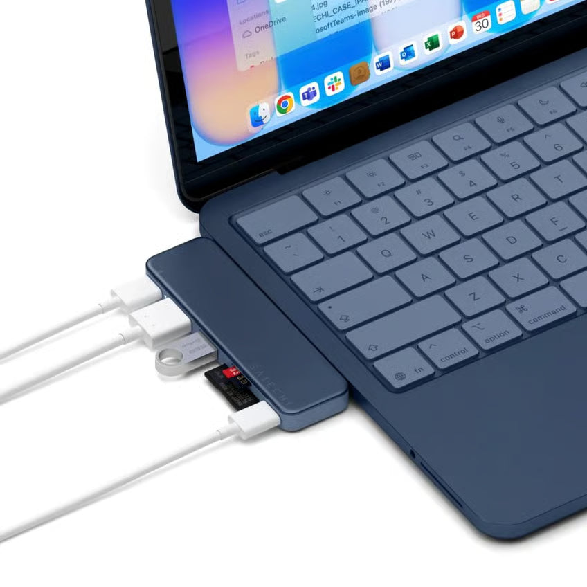 MacBook Neo i blå med tilsluttet USB-C Snap Hub Neo Indigo, seks tilslutningsmuligheder inkl. kabler og SD-kort, skærm med apps og dokumenter.