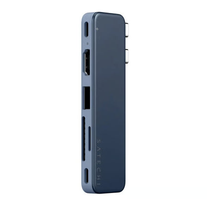 Satechi USB-C Snap Hub Neo Indigo med seks porte: HDMI, USB-A, SD og microSD, står oprejst.