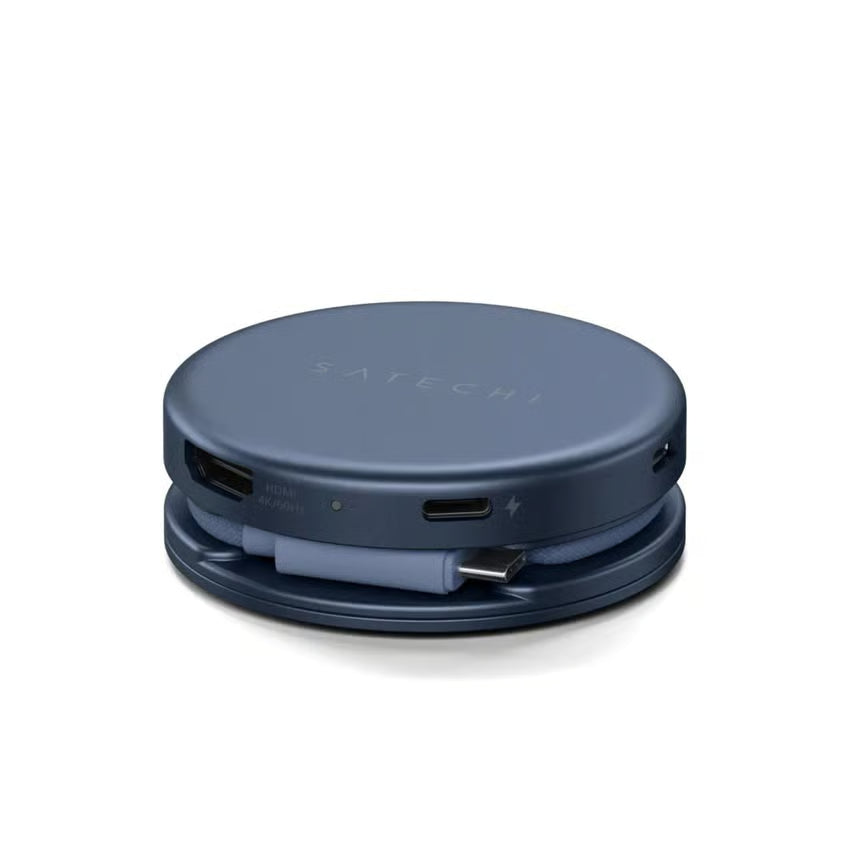 SATECHI OnTheGo 5-i-1 Neo USB-C-hub i farven Indigo til MacBook Neo med 4K HDMI, USB-C-porte og indbygget kabel, der går hele vejen rundt om basen.