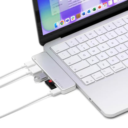 Satechi USB-C Snap Hub Neo i sølv til MacBook Neo, 6 porte, flere kabler og hukommelseskort tilsluttet.