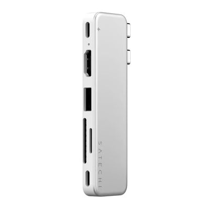 Satechi USB-C Snap Hub Neo i sølv med seks porte: HDMI, USB-A, SD, microSD og USB-C til MacBook Neo.