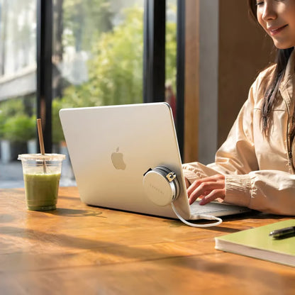 SATECHI OnTheGo 5-i-1 Neo-hub i sølv tilsluttet MacBook Neo, synlig 4K HDMI-port, bord og drikkevarer i baggrunden.