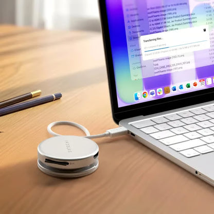 MacBook Neo med tilsluttet Satechi OnTheGo 5-i-1 Neo Silver USB-C-hub, hvor vinduet til filoverførsel er synligt.
