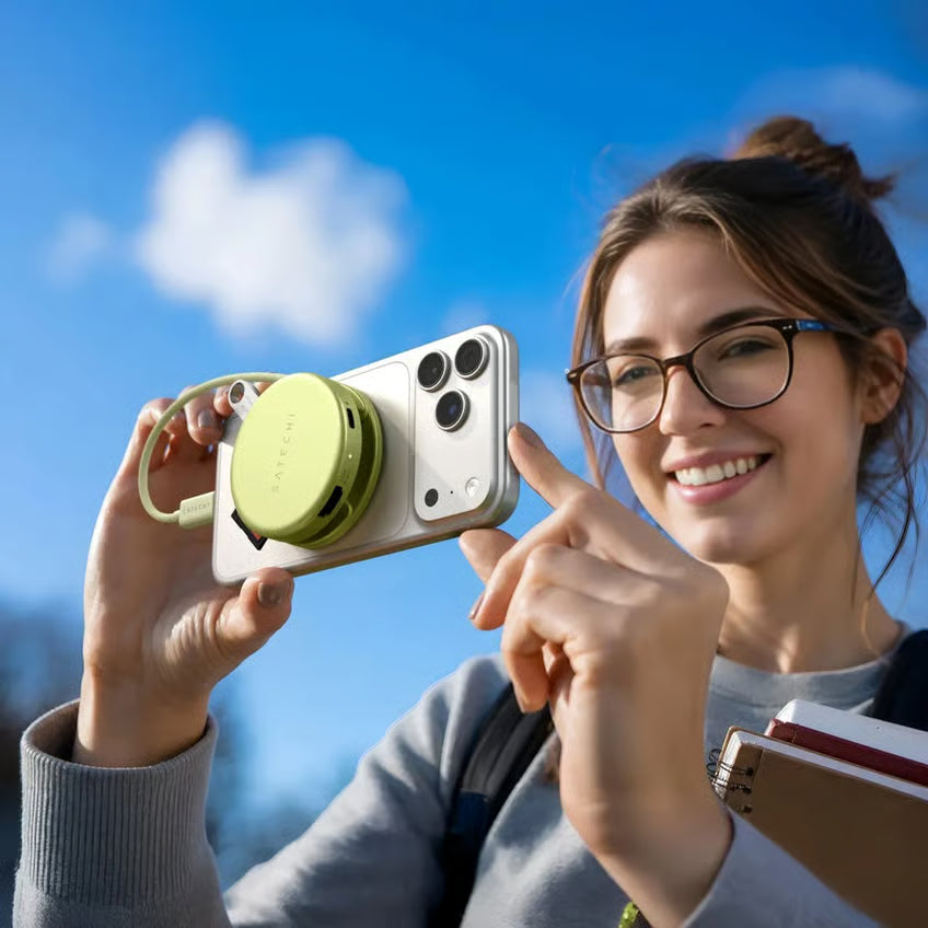 Satechi OnTheGo 5-i-1 Neo Citrus – grøn, cirkulær enhed til smartphone, USB-C-hub til MacBook Neo, person med briller.