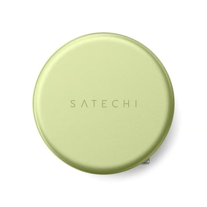 Satechi OnTheGo 5-i-1 Neo Citrus, rund USB-C-hub, set ovenfra med SATECHI-logoet i midten.