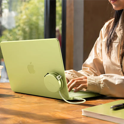 SATECHI OnTheGo 5-i-1 Neo Citrus grøn USB-C-hub tilsluttet en grøn bærbar computer, rund form, synlig på et træbord.
