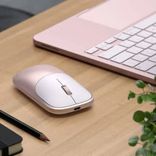 SATECHI Slim EX i farven Rouge med Bluetooth 5.3 ved siden af en matchende bærbar computer på et træbord, med en synlig notesbog og en blyant.