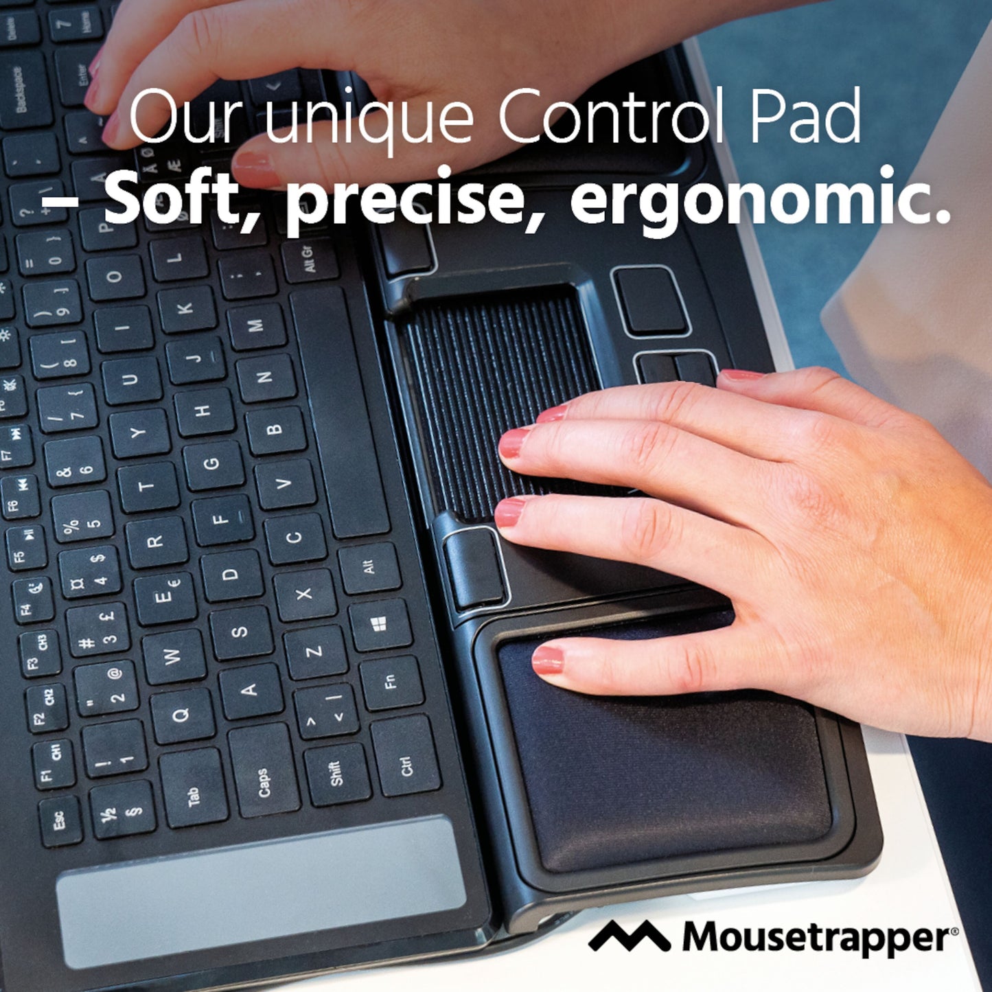 Mousetrapper TB215 underarmsstøtte til tastatur ved siden af tastatur, Control Pad-tekst, Mousetrapper-logo.