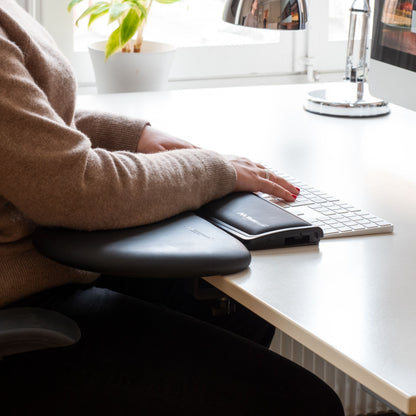 Mousetrapper TB215 underarmsstøtte til tastatur i brug ved skrivebord, Mousetrapper-enhed synlig i baggrunden.
