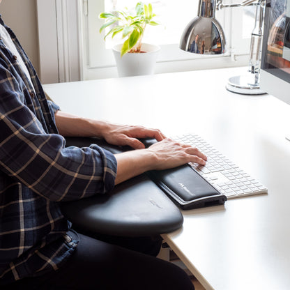 Mousetrapper TB215 underarmsstøtte til tastatur ved hvidt tastatur på skrivebord, Mousetrapper enhed ved siden af.
