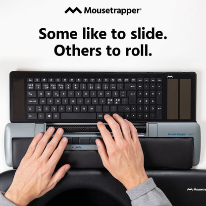 Mousetrapper Delta Extended ergonomisk mus med programmerbare knapper foran tastaturet.