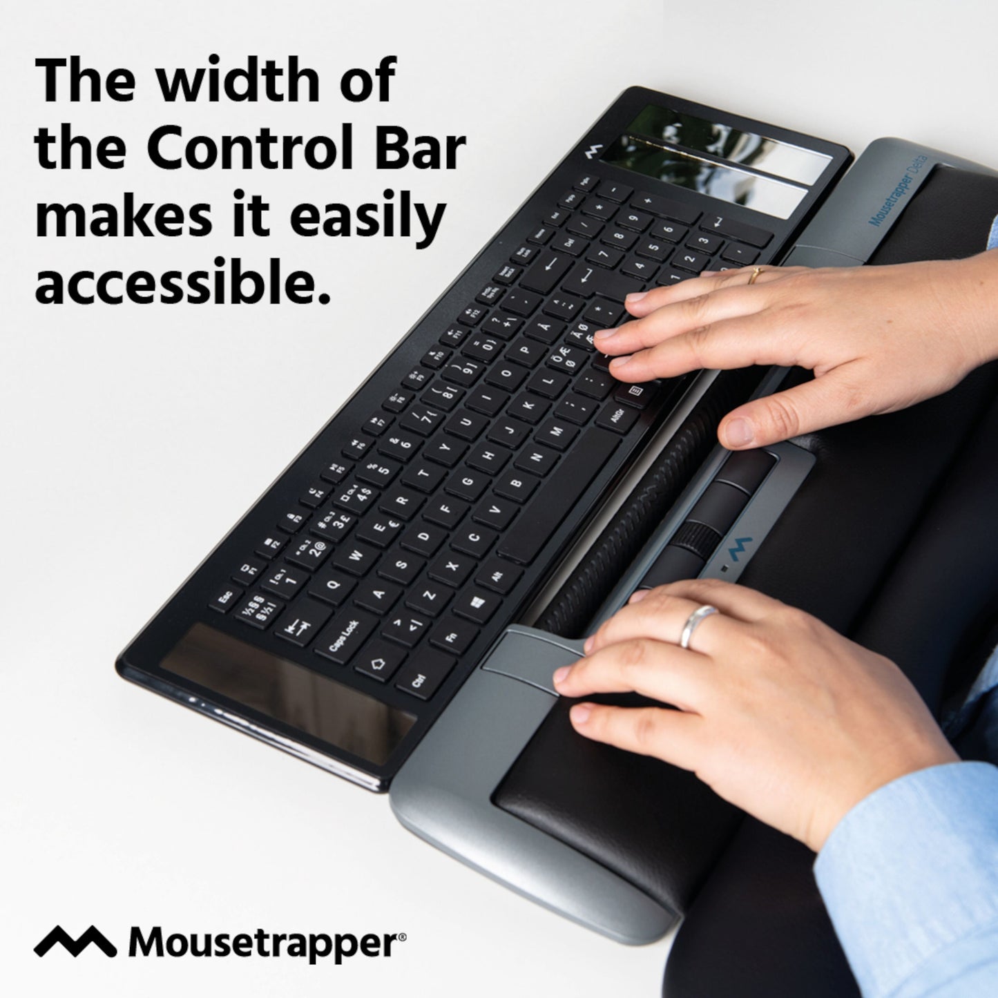 Mousetrapper Delta Extended ergonomisk mus med bred styreflade, knapper, Mousetrapper-logo nederst til venstre.