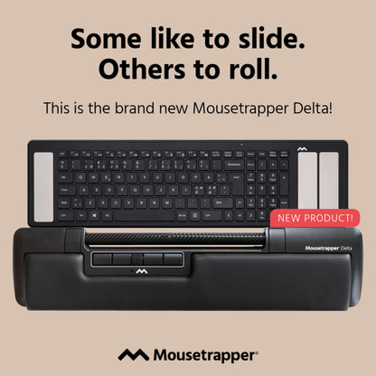 Sort Mousetrapper Delta Extended ergonomisk mus under tastatur, "NEW PRODUCT" mærkat synligt, modelnavn i tekst.