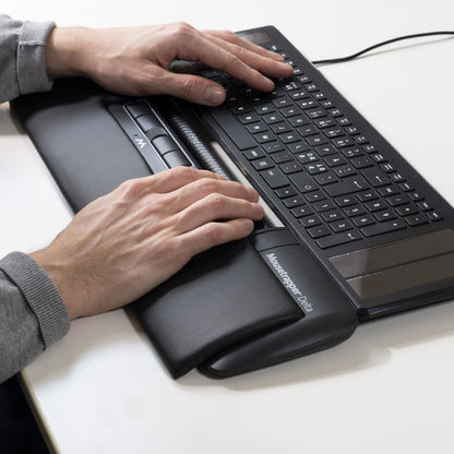 Mousetrapper Delta Extended ergonomisk mus med programmerbare knapper sammen med sort tastatur.