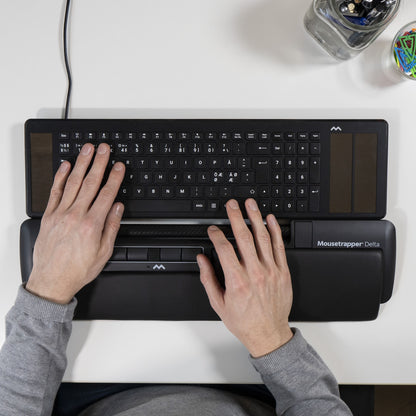 Mousetrapper Delta Extended ergonomisk mus med indbyggede trackpads, programmerbare knapper og håndledsstøtte.