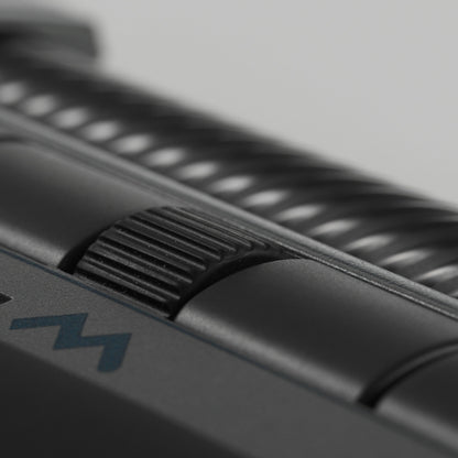 Mousetrapper Delta Extended ergonomisk mus, nærbillede af rillet kontrolhjul med blåt "M" og programmerbare knapper.