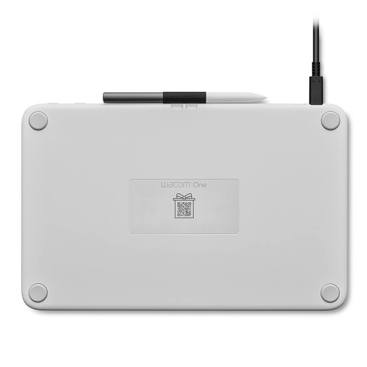 Wacom 12-tommer bærbar fra bagsiden med fire gummifødder, pen øverst, USB-kabel højre hjørne, centreret QR-etiket.