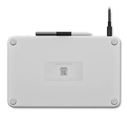 Wacom 12-tommer bærbar fra bagsiden med fire gummifødder, pen øverst, USB-kabel højre hjørne, centreret QR-etiket.