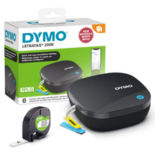 Dymo Letratag 200B trådløs etiketprinter sort med emballage, etiketbånd-patron og udskrevne etiket-eksempler.