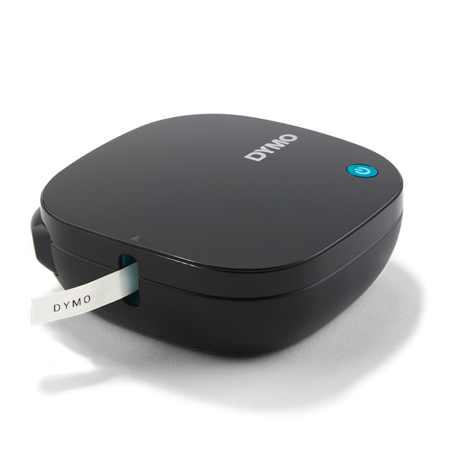 Dymo Letratag 200B trådløs etiketprinter i sort med blå powerknap, udskriver hvid DYMO-etiket.