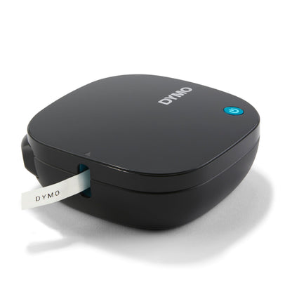 Dymo Letratag 200B trådløs etiketprinter i sort med blå powerknap, printer hvide etiketter med DYMO-tekst.
