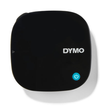 Dymo Letratag 200B trådløs etiketprinter, sort, firkantet med runde kanter, blå tænd/sluk-knap og Dymo-logo på toppen.