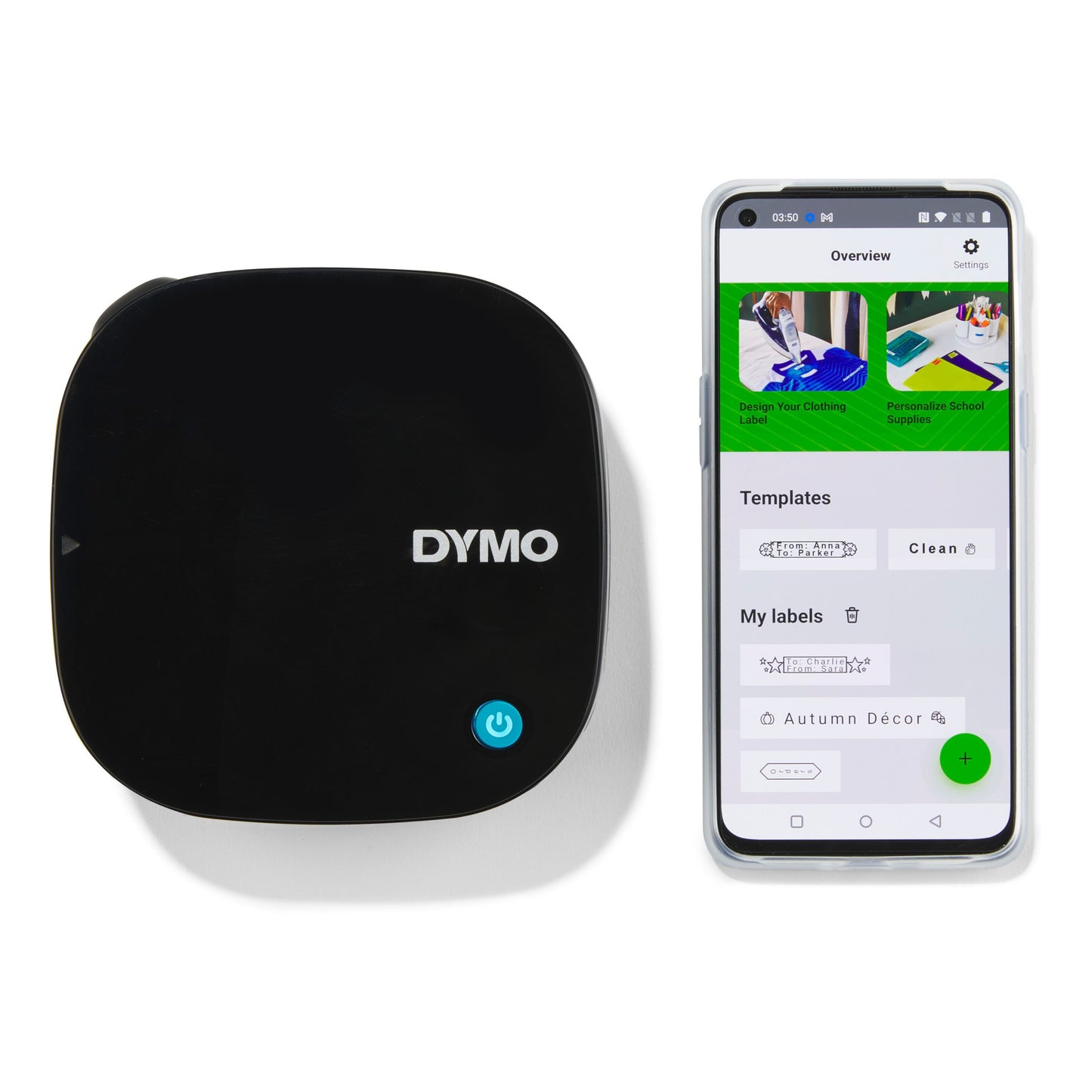 Dymo LetraTag 200B trådløs etiketprinter sorteres ved siden af smartphone med DYMO app og labelskabeloner.