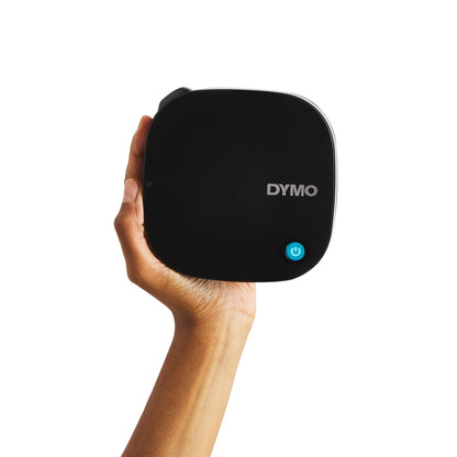 Dymo Letratag 200B trådløs sort Bluetooth-etiketprinter med blå tænd/sluk-knap ses i hånd.