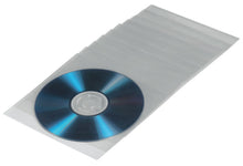 Blå og sølv CD/DVD delvist i transparent Hama CD/DVD-lomme med låg, flere tomme lommer fra 50-pakke bagved.