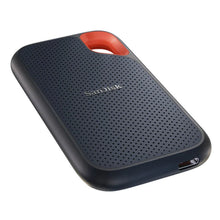 Sandisk Portable SSD Extreme 1TB, mørkegrå, rød løkke, tekstureret overflade, USB-C port, kompakt design.