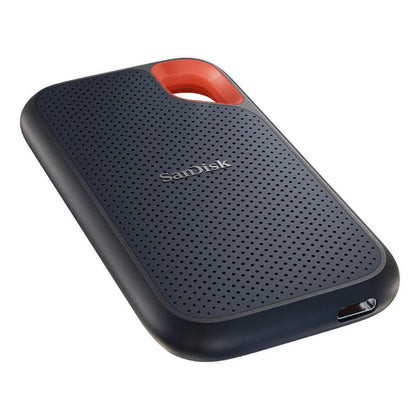 Sandisk Portable SSD Extreme 1TB, mørkegrå, rød løkke, tekstureret overflade, USB-C port, kompakt design.