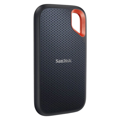 SanDisk Portable SSD Extreme 2TB, sort, tekstureret prikket overflade, rundede hjørner, orange-accenteret udskæring.