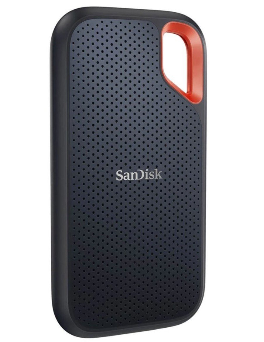 Sandisk Portable SSD Extreme 4TB med mørkt perforeret design, afrundede kanter og orange fastgørelsesstrop.