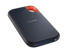 Sandisk Portable SSD Extreme 4TB, mørk perforeret overflade, afrundede kanter, orange løkke, USB-C port.