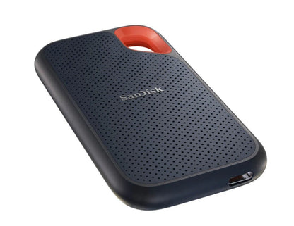 Sandisk Portable SSD Extreme 4TB, mørk perforeret overflade, afrundede kanter, orange løkke, USB-C port.