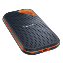 Sandisk Extreme PRO bærbar SSD 1TB med mørkeblå perforeret overflade, orange kant og USB-C-port nederst.