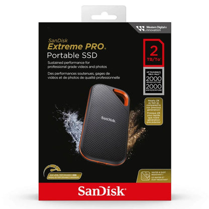 Sandisk Bærbar SSD Extreme PRO 2TB retailæske med USB 3.2 Gen 2, vand- og støvbeskyttelse synligt fremhævet.