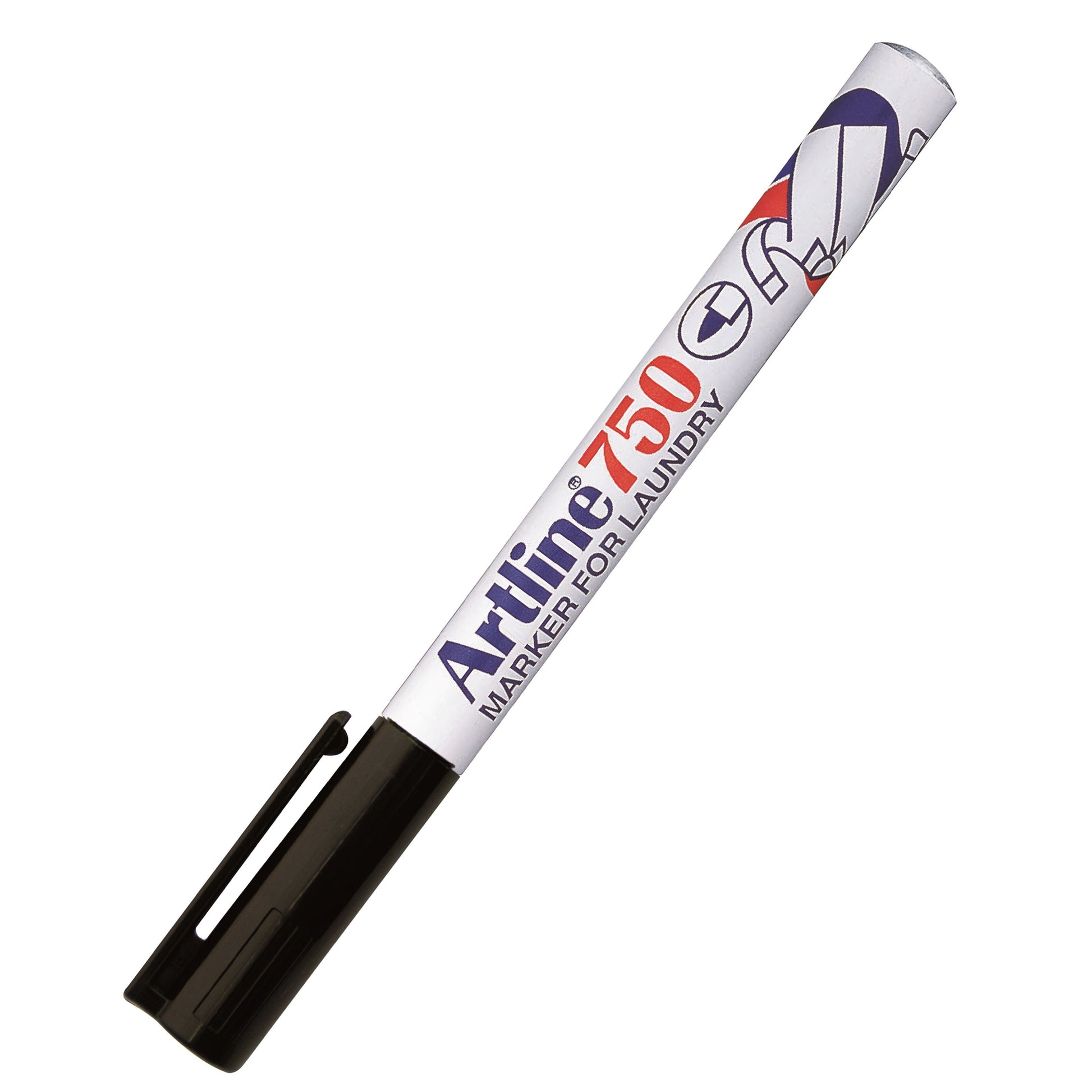 Artline Tekstiltusch 750 sort permanent marker, hvid label med rød/blå tekst, sort hætte, diagonal vinkel.