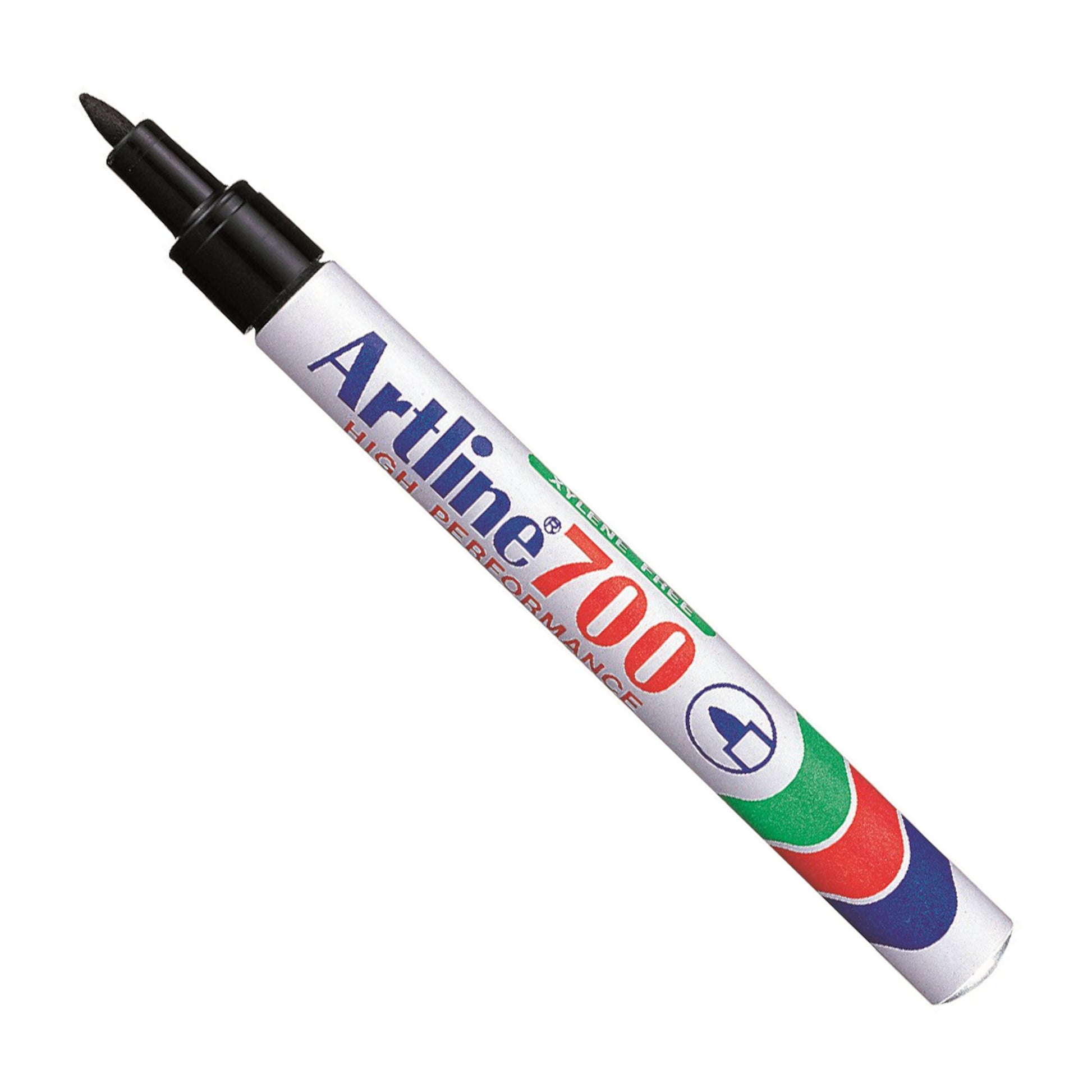 Artline Permanent markør EK-700 sort med hvidt skaft, blå/rød tekst, farvede ovaler og hætte sat bag på pennen.