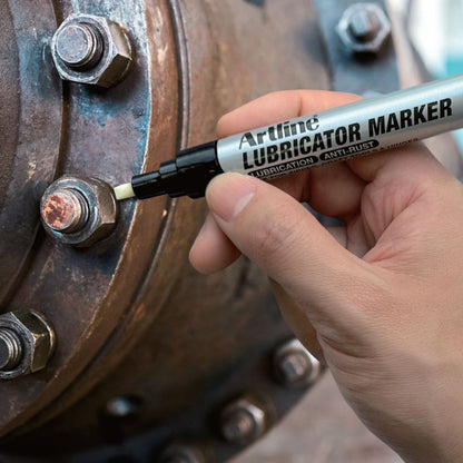 Artline Smøremiddelpen bruges til smøring af rusten bolt på metalmaskine.