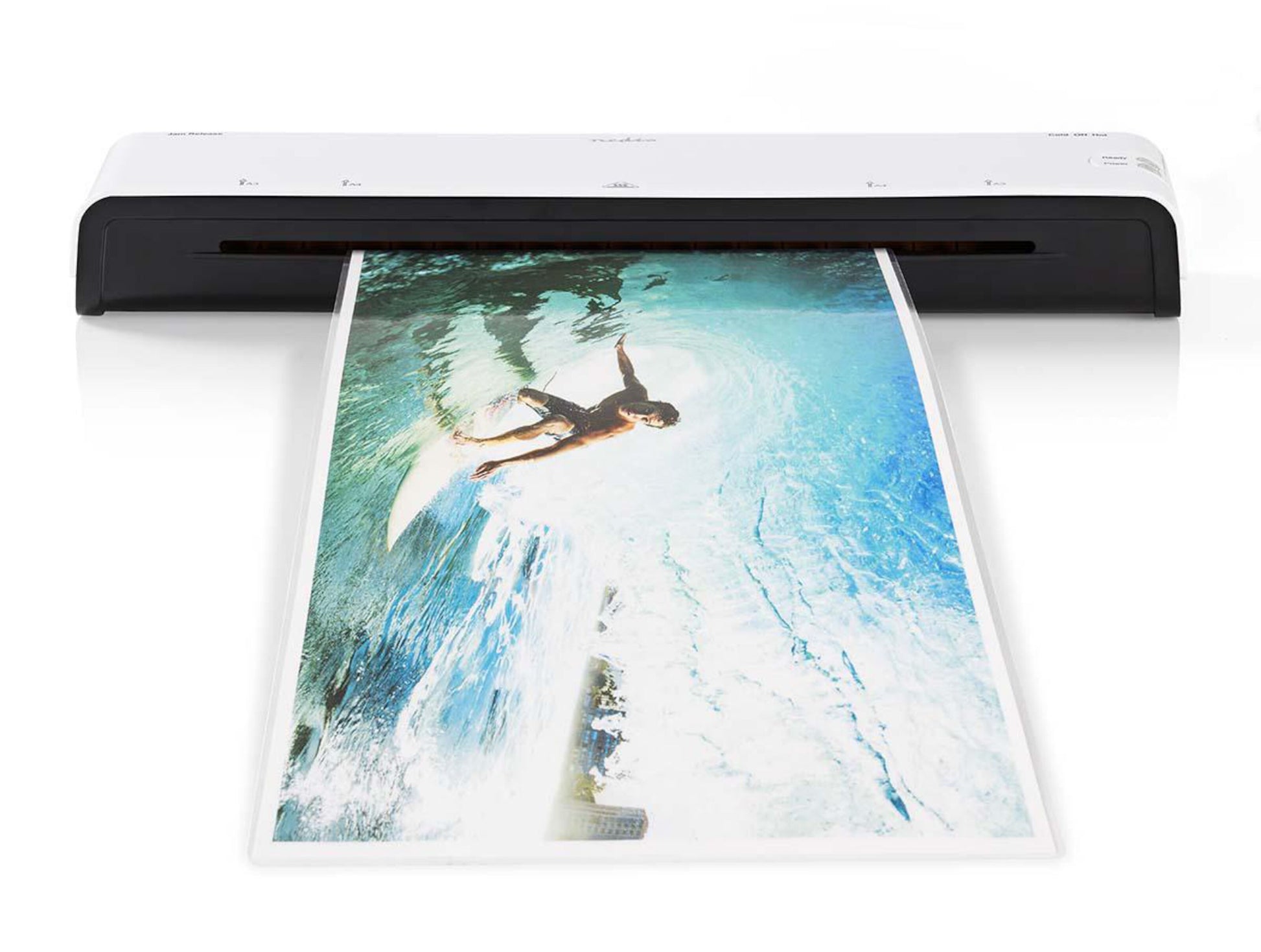 Nedis lamineringsmaskine A3-format varm og kold laminering farverigt billede af surfer på bølgerne.