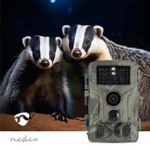 Nedis Ultra HD 4K vildtkamera med nattesyn, camouflage-design og Nedis-logo, opstillet udendørs om natten.