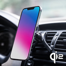 Linocell smartphone med gradient-skærm i bilventilationsholder med Linocell Magnetisk Qi2 opladningsplade 15 W, Qi2-logo.